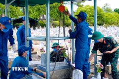 Các lực lượng tổ chức triển khai lấy mẫu, số hóa thông tin và bàn giao mẫu hài cốt liệt sỹ tại Nghĩa trang liệt sỹ Vĩnh Linh (tỉnh Quảng Trị). (Ảnh: TTXVN phát)