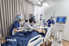 Bác sỹ Bệnh viện Chợ Rẫy phối hợp cùng bác sỹ Bệnh viện Mặt trời Phú Quốc điều trị tích cực cho nạn nhân vụ lật canô ở Phú Quốc. (Ảnh: TTXVN phát)