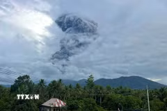 Tro bụi phun lên từ núi lửa Dukono ở tỉnh Bắc Maluku, Indonesia. (Ảnh: THX/TTXVN)