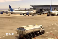 Xe tiếp nhiên liệu cho máy bay của United Airlines tại sân bay Baltimore, bang Maryland (Mỹ). (Ảnh: Đoàn Hùng/TTXVN)