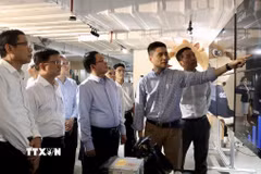 Lãnh đạo Công ty TNHH Zalo Platforms, VNG Corporation giới thiệu các sản phẩm công nghệ với Phó Thủ tướng Hồ Quốc Dũng. (Ảnh: Xuân Anh/TTXVN)