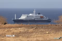 Tàu du lịch MV Hondius neo ngoài khơi Cape Verde ngày 4/5. (Ảnh: THX/TTXVN)