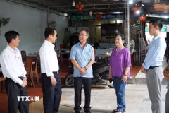 Cán bộ phường Đăk Cấm tổ chức tuyên truyền, vận động người dân sẵn sàng tạo điều kiện cho công tác thăm dò và khai quật, tìm kiếm hài cốt liệt sỹ. (Ảnh: Dư Toán/TTXVN)