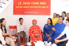 Niềm vui của cụ Nguyễn Đình Tư trong căn hộ mới. (Ảnh: Xuân Khu/TTXVN)