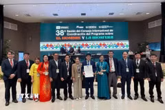 Lãnh đạo tỉnh Quảng Trị và Ban quản lý Vườn quốc gia Phong Nha-Kẻ Bàng đón nhận Giấy chứng nhận Phong Nha-Kẻ Bàng là Khu Dự trữ sinh quyển thế giới. (Ảnh: TTXVN phát)