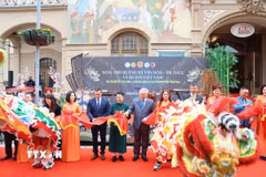 Nguyên Phó Thủ tướng Thường trực Chính phủ Nguyễn Hòa Bình, Đại sứ Dương Hoài Nam cùng quan chức thành phố Karlovy Vary cắt băng khai mạc “Ngày hội quảng bá Văn hóa-Ẩm thực-Áo dài Việt Nam.” (Ảnh: Việt Thắng/TTXVN)