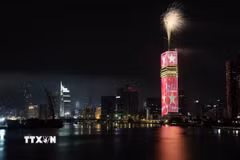 Điểm bắn pháo hoa tại Tháp Saigon Marina IFC (phường Sài Gòn). (Ảnh: Thu Hương/TTXVN)