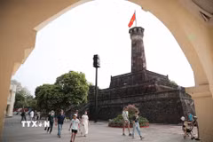 Cột cờ Hà Nội, biểu tượng lịch sử của Thủ đô, thu hút đông đảo người dân và du khách đến tham quan, chụp ảnh trong dịp nghỉ lễ. (Ảnh: Phạm Tuấn Anh/TTXVN)