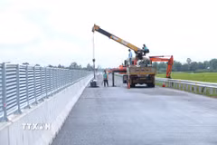 Công nhân thi công trên công trường cao tốc Cần Thơ-Cà Mau. (Ảnh: Tuấn Phi/TTXVN)