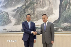 Đại sứ Việt Nam tại Trung Quốc Phạm Thanh Bình (trái) hội kiến Trưởng Ban Liên lạc Đối ngoại Trung ương Đảng Cộng sản Trung Quốc Lưu Hải Tinh. (Ảnh: TTXVN phát)