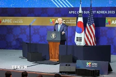 Tổng thống Mỹ Donald Trump có bài phát biểu đặc biệt tại phiên khai mạc APEC CEO Summit. (Ảnh: Khánh Vân/TTXVN)