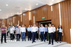 Phó Thủ tướng Chính phủ Lê Thành Long dẫn đầu đoàn công tác đã đi kiểm tra thực tế tại bệnh viện Hữu nghị Việt Đức cơ sở 2 tại Ninh Bình. (Ảnh: Đại Nghĩa/TTXVN)