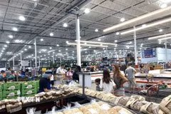 Khách hàng mua sắm tại một trung tâm thương mại ở bang Maryland, Mỹ. (Ảnh: Ngọc Quang/TTXVN)