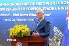 Thủ tướng New Zealand Christopher Luxon phát biểu tại buổi giao lưu với sinh viên Đại học Ngoại thương Hà Nội. (Ảnh: TTXVN phát)