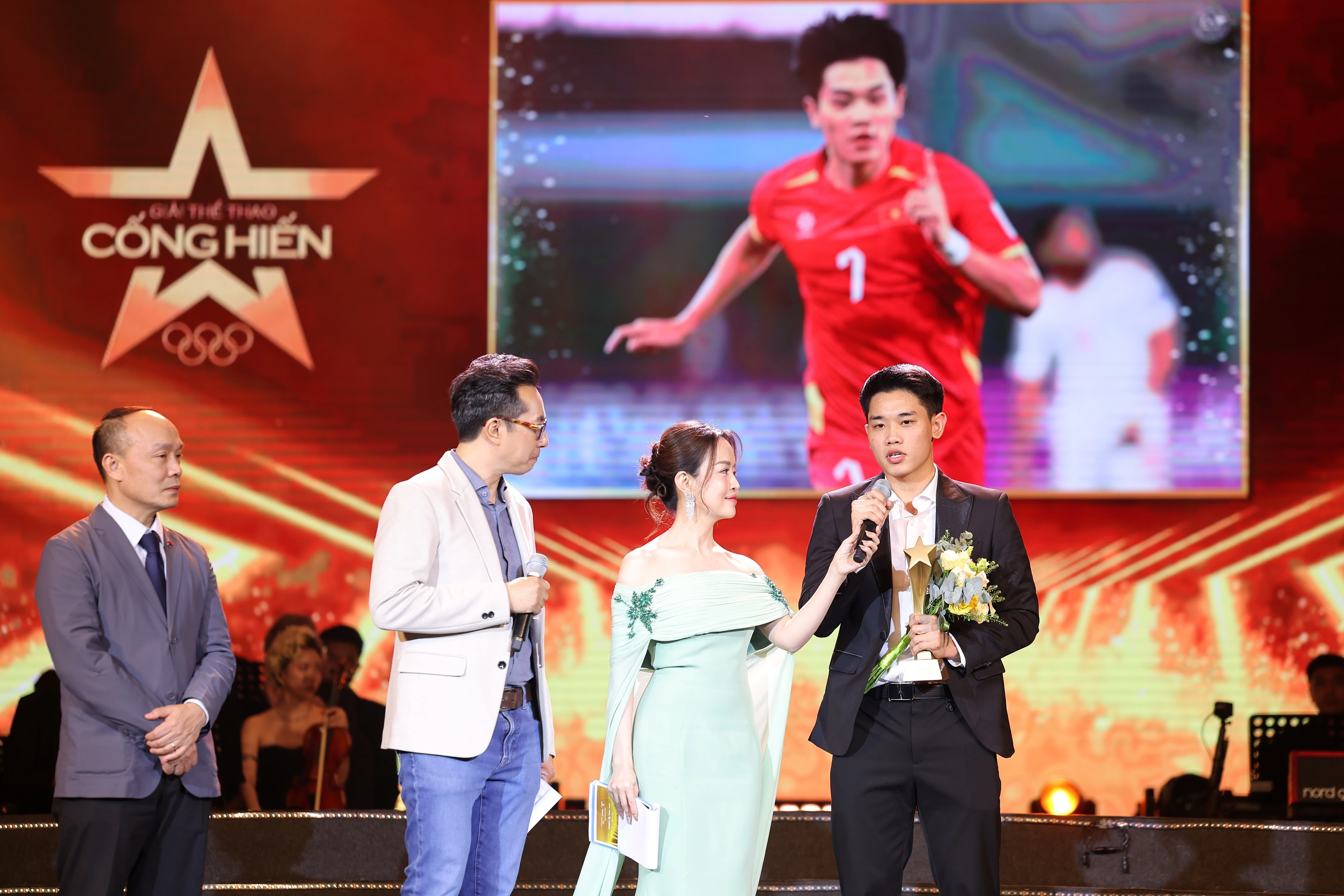 HLV Kim Sang Sik Nhận Cúp Vinh Danh Tại Giải Công Hiến Đình Bắc