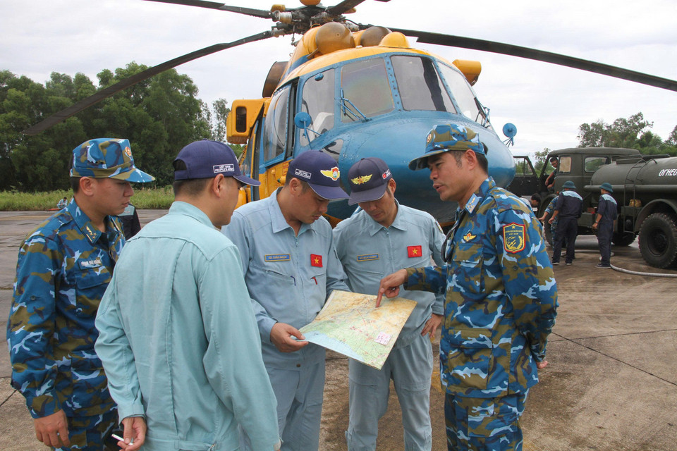 Phi công Trung đoàn 916, Quân chủng Phòng không - Không quân phối hợp với các đơn vị thống nhất địa điểm thả nhu yếu phẩm hỗ trợ nhân dân bị thiệt hại bởi lũ lụt. (Ảnh: Văn Tý/TTXVN)