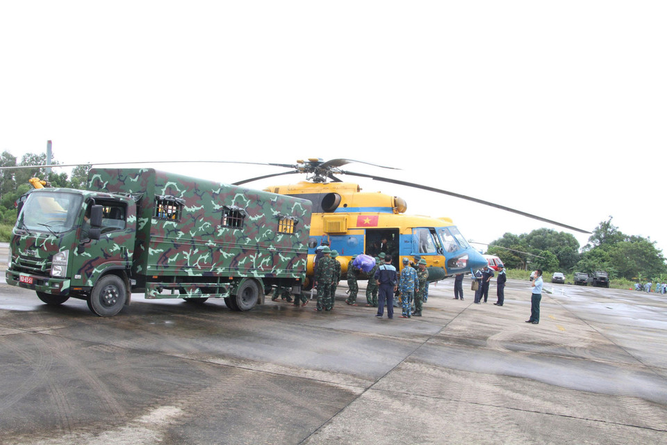 Bộ Quốc phòng điều động 2 kíp trực thăng của Trung đoàn 916, Quân chủng Phòng không - Không quân và Công ty Bay miền Bắc phối hợp với các đơn vị tiếp tế 24 tấn nhu yếu phẩm hỗ trợ nhân dân bị thiệt hại bởi lũ lụt. (Ảnh: Văn Tý/TTXVN)