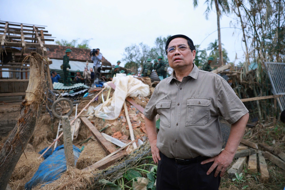 Thủ tướng Phạm Minh Chính thăm hộ gia đình có nhà bị sập hoàn toàn tại thôn Phú Hữu, xã Hòa Thịnh. (Ảnh: Dương Giang/TTXVN)