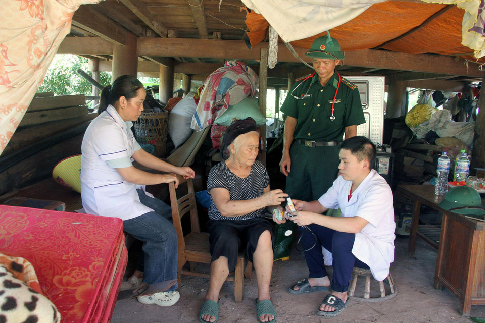 Sau khi thành lập Trạm y tế dã chiến, cán bộ y tế xã Mỹ Lý phối hợp cùng quân y Đồn Biên phòng Mỹ Lý tiếp tục tổ chức thăm khám, chữa bệnh cho người cao tuổi và những bệnh nhân không có điều kiện đến khám. (Ảnh: Văn Tý/TTXVN)