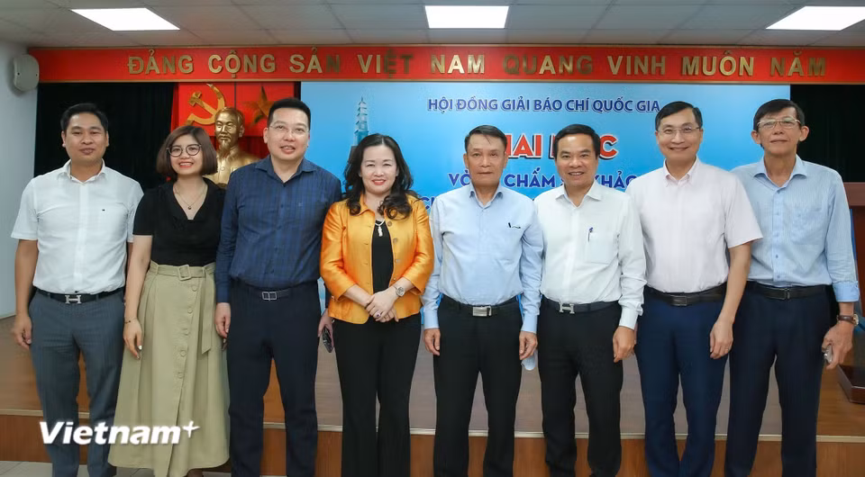 Phó Chủ tịch Thường trực Hội Nhà báo Việt Nam Nguyễn Đức Lợi với các thành viên Hội đồng Sơ khảo (Ảnh: Sơn Hải/Vietnam+)