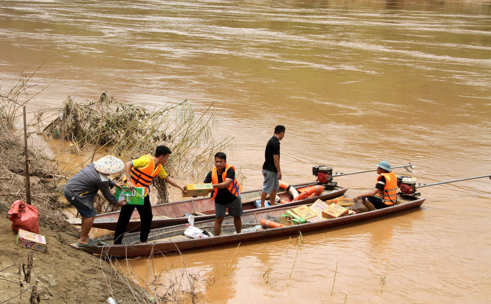 Lực lượng cứu trợ phải di chuyển bằng thuyền ngược sông Nậm Nơn gần 20km để tiếp tế nhu yếu phẩm cho các bản Xốp Dương, Cha Nga, xã Mỹ Lý. (Ảnh: Văn Tý/TTXVN)