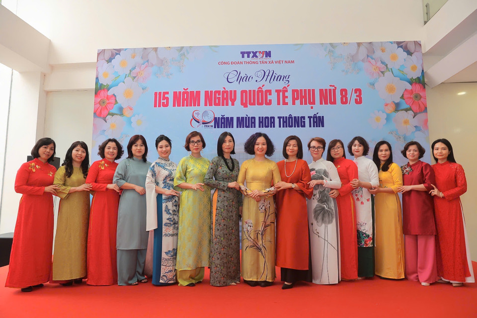 Những sắc màu duyên dáng trong tà áo dài truyền thống. (Ảnh: Vietnam+)