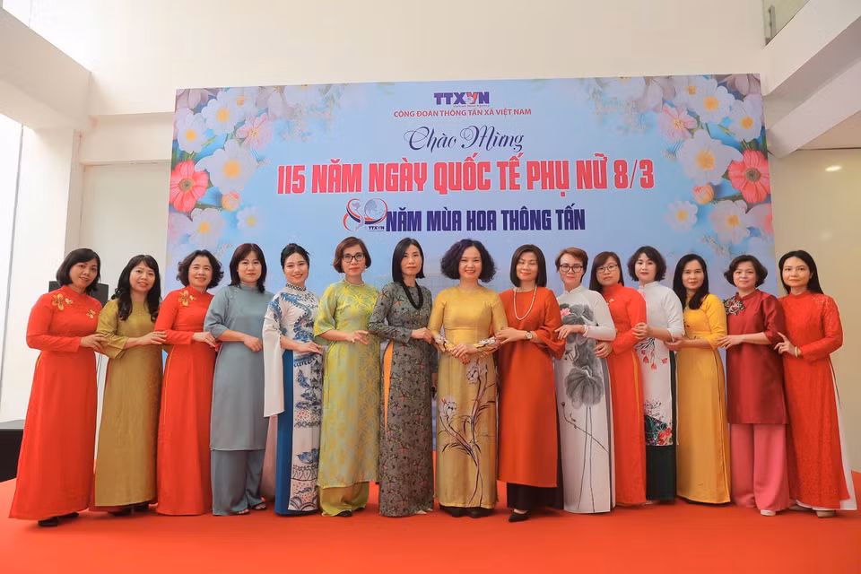 Những sắc màu duyên dáng trong tà áo dài truyền thống. (Ảnh: Vietnam+)