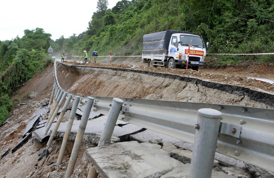 Quốc lộ 7-Tuyến đường huyết mạch đi qua nhiều địa phương miền tây Nghệ An nối với Cửa khẩu Quốc tế Nậm Cắn bị hư hỏng nặng khiến giao thông đình trệ. (Ảnh: Văn Tý/TTXVN)