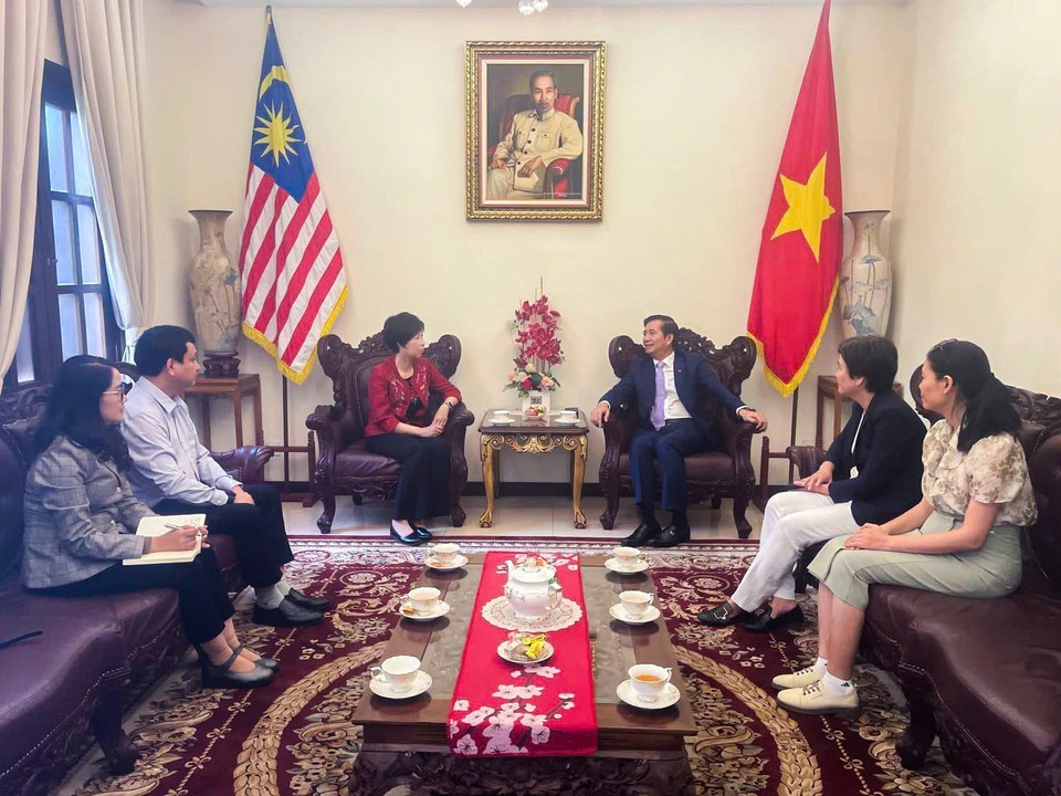 Ngày 18/2, Đại sứ Việt Nam tại Malaysia Đinh Ngọc Linh tiếp Tổng Giám đốc TTXVN Vũ Việt Trang. (Ảnh: Hằng Linh/TTXVN)