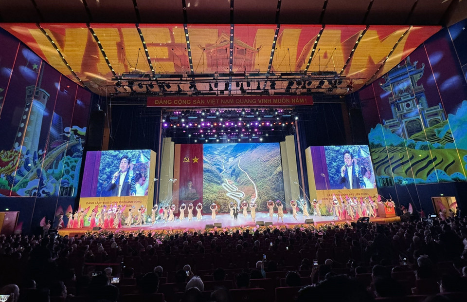 Chương trình nghệ thuật chào mừng Lễ kỷ niệm 80 năm thành lập Chính phủ. (Ảnh: Hải Anh/TTXVN)