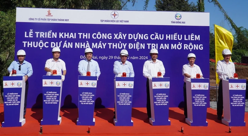 Các đại biểu thực hiện nghi thức khởi công xây dựng cầu Hiếu Liêm. (Ảnh: Công Phong/TTXVN)