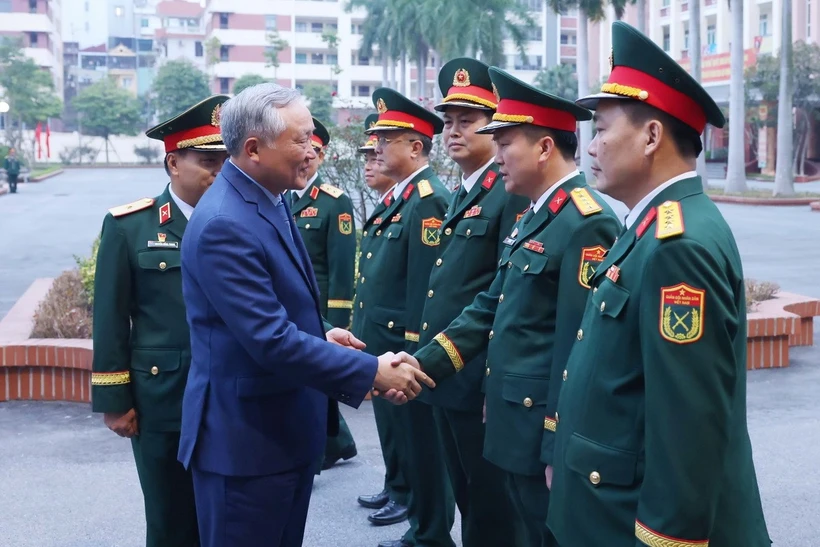 Phó Thủ tướng Thường trực Nguyễn Hòa Bình với các sỹ quan chỉ huy Binh chủng Pháo binh. (Ảnh: Phạm Kiên/TTXVN)