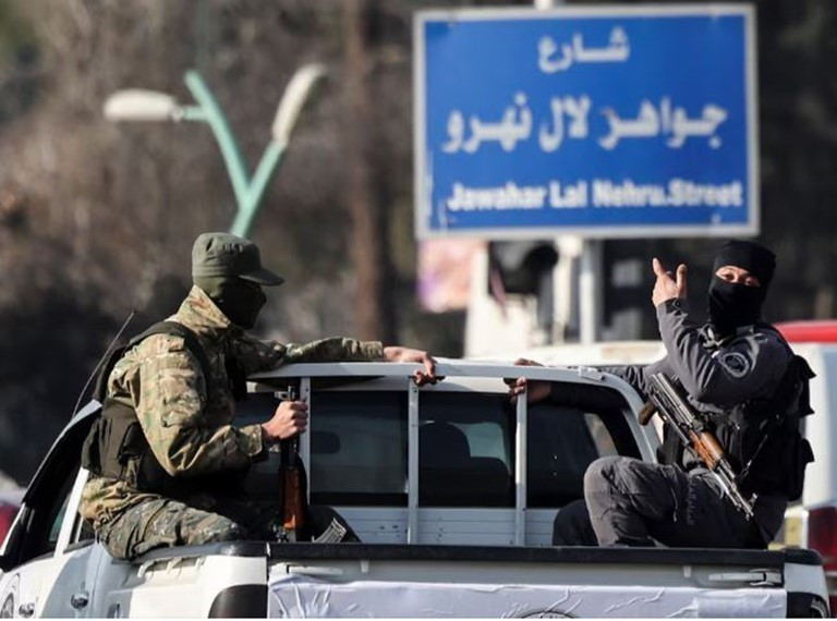 Các tay súng lực lượng đối lập Syria tại thủ đô Damascus, sau khi chính quyền Tổng thống Bashar al-Assad bị lật đổ, ngày 26/12/2024. (Ảnh: Reuters/TTXVN)