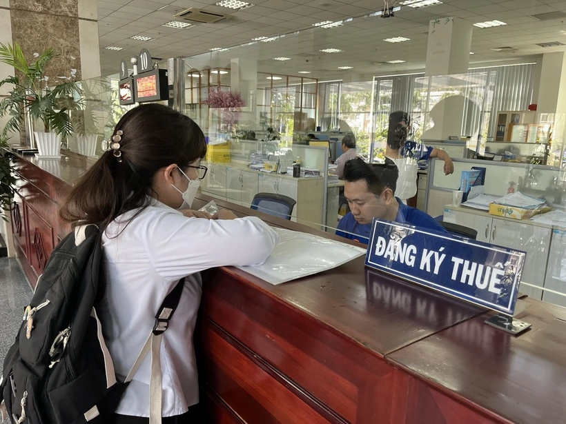 Người dân thực hiện giao dịch tại Cục Thuế Thành phố Hồ Chí Minh. (Ảnh: Hứa Chung/TTXVN)