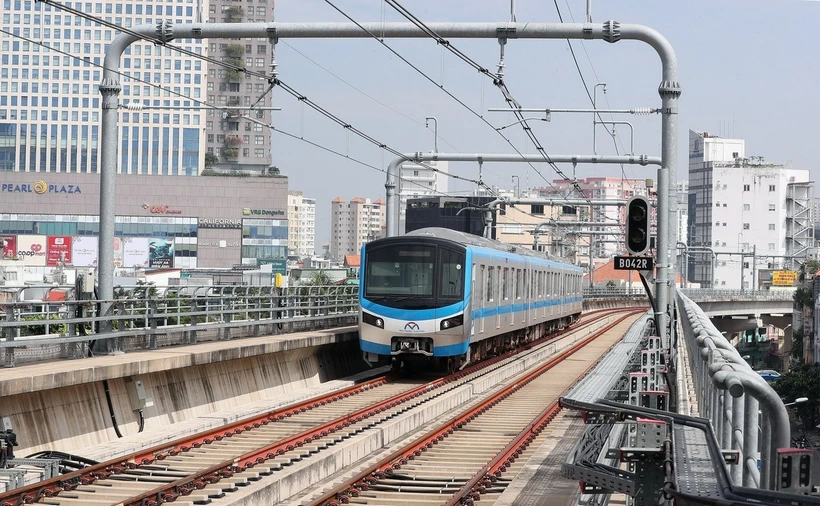 Tàu chạy trên tuyến metro Bến Thành-Suối Tiên. (Ảnh: Quốc Khánh/TTXVN)