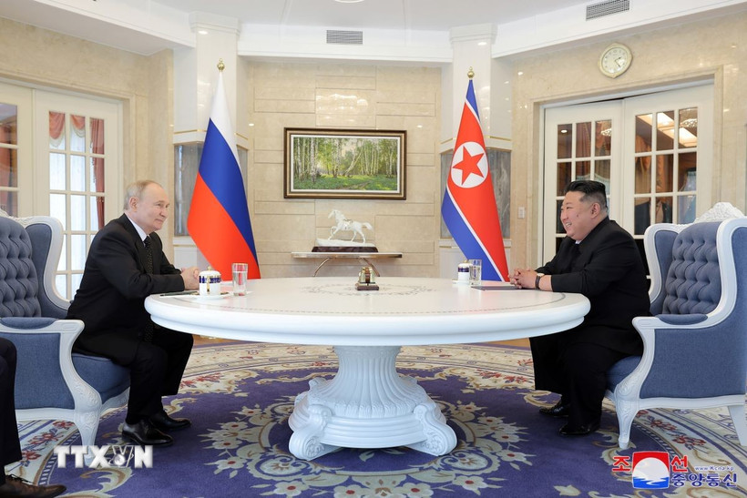 Tổng thống Nga Vladimir Putin (trái) và nhà lãnh đạo Triều Tiên Kim Jong-un ký hiệp ước về quan hệ Đối tác Chiến lược Toàn diện giữa hai nước ngày 19/6/2024. (Ảnh: Yonhap/TTXVN)
