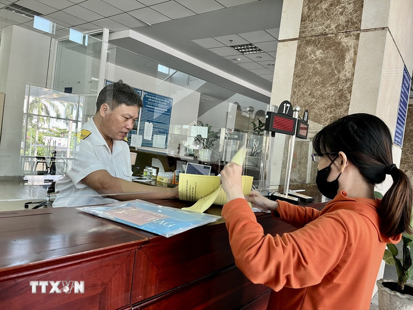 Nhiều ngành, lĩnh vực được hưởng ưu đãi thuế thu nhập doanh nghiệp Làm thủ tục nộp thuế. (Ảnh: Hứa Chung/TTXVN)