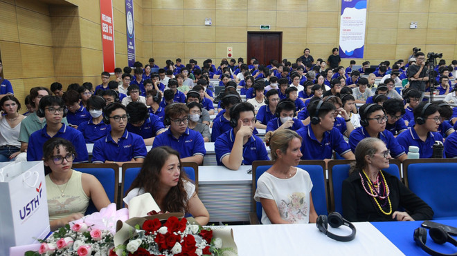 Đông đảo học sinh, sinh viên trường Trường Đại học Khoa học và Công nghệ Hà Nội tham dự và lắng nghe chia sẻ từ toạ đàm. (Ảnh: Minh Hiếu/Vietnam+) vu-tru-phap1.jpg