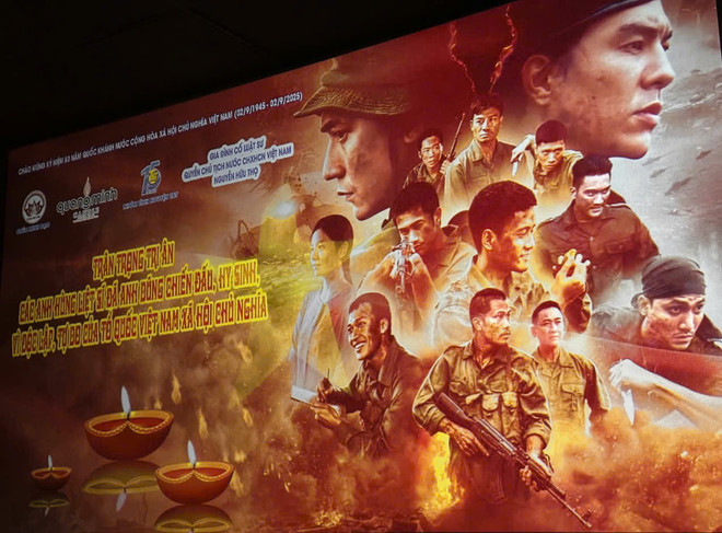 ភាពយន្ត “Red Rain” ជាខ្សែភាពយន្តដែលសម្រិតសម្រាំងចេញពីប្រលោមលោកដែលមានឈ្មោះដូចគ្នាដោយអ្នកនិពន្ធ Chu Lai ប្រាប់ពីដំណើររឿងនៃការប្រយុទ្ធដ៏ខ្លាំងក្លានៅ Quang Tri Citadel ក្នុងឆ្នាំ 1972។ (រូបថត៖ Khanh Ly/Vietnam+) z6970455573904-2d20c2310571768dd4a37defb5b1edfc.jpg