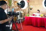 Phiên live stream bán các sản phẩm đặc sản Tây Ninh. (Ảnh: Minh Phú/TTXVN)