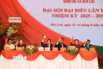 Đoàn Chủ tịch Đại hội Đảng bộ xã Bến Lức biểu quyết thông qua dự thảo Nghị quyết Đại hội. (Ảnh: Thanh Bình/TTXVN)