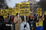 Tuần hành phản đối Mỹ tấn công quân sự Venezuela tại Washington DC., Mỹ ngày 3/1/2026. (Ảnh: Anadolu Agency/TTXVN)
