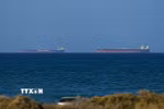 Tàu hàng chờ ở ngoài khơi Oman để di chuyển qua eo biển Hormuz, sau khi Mỹ-Iran đạt thỏa thuận ngừng bắn 2 tuần, ngày 8/4/2026. (Ảnh: Anadolu Agency/TTXVN)