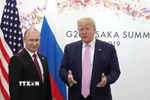 Ông Donald Trump, khi đương chức Tổng thống Mỹ, và Tổng thống Nga Vladimir Putin tại cuộc gặp bên lề Hội nghị thượng đỉnh G20 ở Osaka, Nhật Bản, ngày 28/6/2019. Ảnh: Reuters/TTXVN)