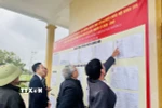 Người dân thôn Phú Đông, xã Lộc Hà, tìm hiểu thông tin người ứng cử Đại biểu Quốc hội và Đại biểu HĐND các cấp nhiệm kỳ 2026 - 2031. (Ảnh: Hoàng Ngà/TTXVN)