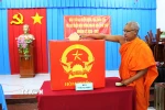 Các vị sư sãi đi bầu tại điểm khu vực bỏ phiếu ấp Hương Phụ A, xã Châu Thành, tỉnh Vĩnh Long. (Ảnh: Thanh Hòa/TTXVN)