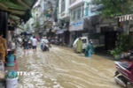 Mưa lớn gây ngập úng trên phố Bạch Đằng, quận Hai Bà Trưng. (Ảnh minh họa: TTXVN)