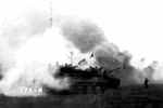 Ngày 9/4/1975, quân ta tiến công vào thị trấn Xuân Lộc, căn cứ phòng thủ trọng yếu của địch bảo vệ Sài Gòn từ phía Đông Bắc. Ngày 21/4, quân địch ở Xuân Lộc tháo chạy, cửa ngõ vào Sài Gòn từ hướng Đông Bắc đã được mở. Ngay từ khi mất Xuân Lộc, Tổng thống Nguyễn Văn Thiệu từ chức. (Ảnh: TTXVN)