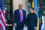 Tổng thống Mỹ Donald Trump (thứ 2, trái) trong cuộc gặp Tổng thống Ukraine Volodymyr Zelensky (phải) tại Nhà Trắng ở Washington, D.C., ngày 17/10/2025. (Ảnh: THX/TTXVN)
