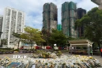 Hàng nghìn bông hoa được người dân mang đến gần hiện trường vụ cháy để bày tỏ niềm thương tiếc với các nạn nhân. (Ảnh: Mạc Luyện/TTXVN)